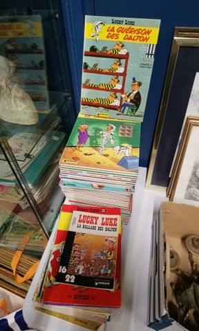 Bande dessinée - Lucky Luke 42 albums. Joint 32 magazines soit 74...