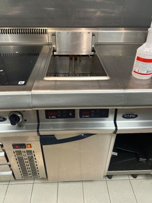 une cuisine avec un évier, une cuisinière et un lave-vaisselle