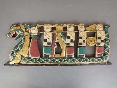 Panneau décoratif en bois sculpté et polychromé représentant…