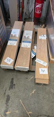 plusieurs pièces de bois sont empilées dans un entrepôt