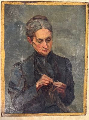 un vieux tableau représentant une femme vêtue d'une veste noire tenant un morceau de tissu