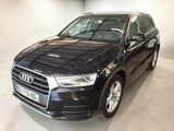 une Audi QX noire garée dans une pièce blanche