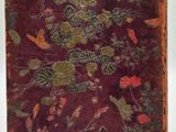 un vieux livre dont la couverture est ornée d'un motif floral