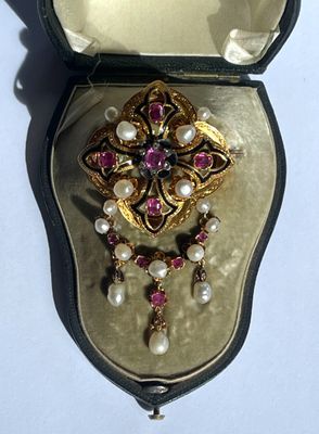 une boîte contenant une broche, posée sur une table