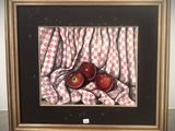 tableau représentant deux pommes rouges sur un tissu à carreaux, dans un cadre doré