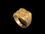 une image représentant une bague en or ornée d'un motif carré