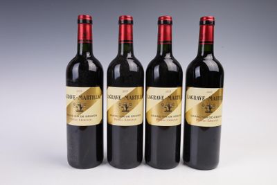 trois bouteilles de vin sont alignées sur une surface blanche