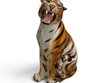 une figurine représentant un tigre assis sur une surface blanche