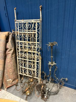 une photo représentant un ensemble d'objets anciens en fer et en bois