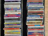 plein de CD rangés dans une boîte posée par terre