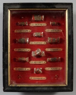 une photo d'une vitrine contenant toute une série d'objets divers