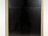 une image représentant un miroir avec un cadre blanc sur fond noir