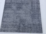 un morceau de tissu gris sur lequel est inscrit un texte en rouge
