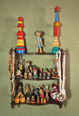 une étagère sur laquelle sont disposées de nombreuses figurines