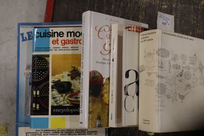 plusieurs livres sont empilés sur une table