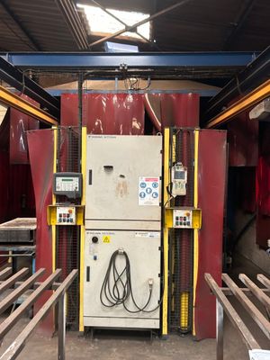 une machine qui se trouve à l'intérieur d'un bâtiment