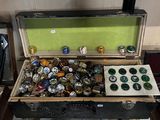 un coffre rempli de capsules de bière et d'autres objets