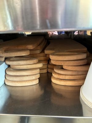 plein de biscuits posés sur un plan de travail