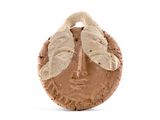 une image représentant une sculpture du visage d'une femme sur un morceau de liège