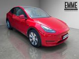 une Tesla Model Y rouge garée dans un garage