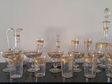 de nombreux verres et carafes posés sur une table