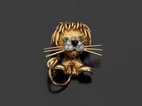 une broche en forme de lion en or et diamants