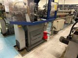 une machine placée au milieu d'une pièce