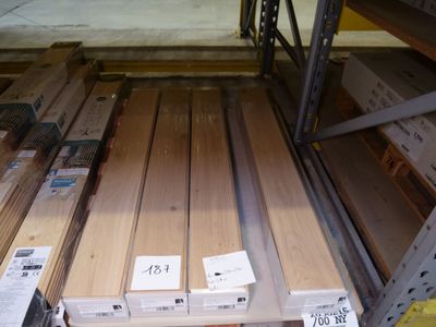 de nombreuses essences de bois différentes sur les étagères du magasin