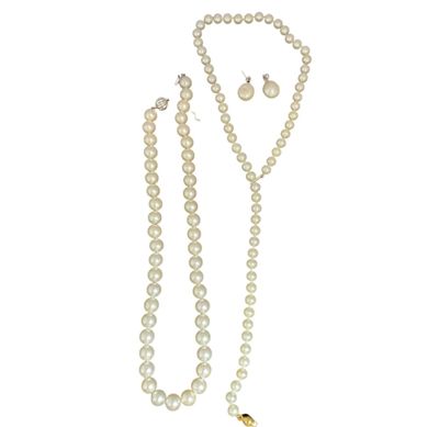 un gros plan d'un collier de perles et d'une boucle d'oreille sur fond blanc