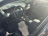 l'intérieur d'une voiture avec un volant et un tableau de bord