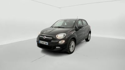 La petite voiture noire est garée dans une pièce blanche.