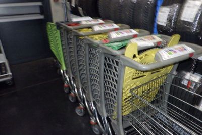 un caddie rempli de récipients en plastique dans un magasin