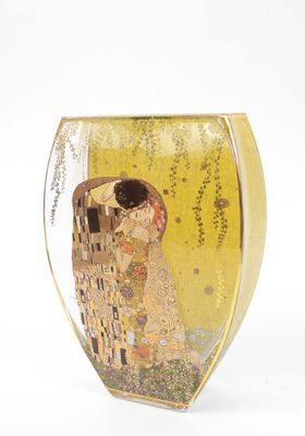 un vase en verre sur lequel est représenté un baiser