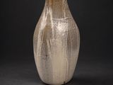 un vase posé sur une surface noire