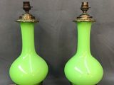 paire de lampes vintage en verre vert avec des pieds en laiton
