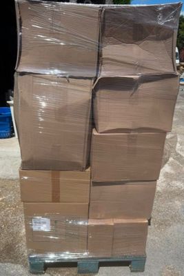 une grande pile de cartons posée sur une palette
