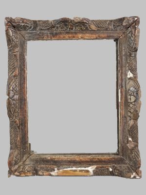 un vieux cadre en bois orné d'un motif décoratif
