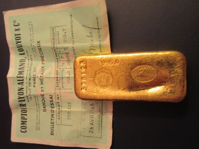 un lingot d'or posé sur une feuille de papier