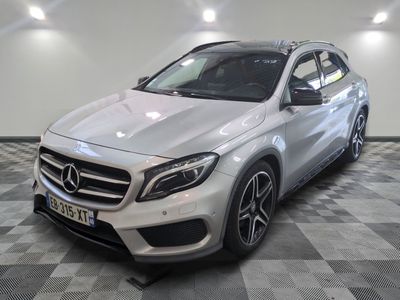le suv mercedes gla est garé sur un sol en damier