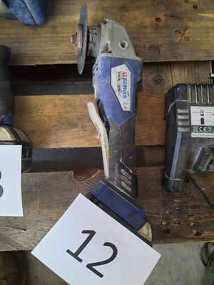 un grand nombre d'outils posés sur une table