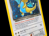 une carte Pokémon sur laquelle figure l'image d'un dragon