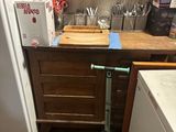 une trottinette posée par terre dans la cuisine