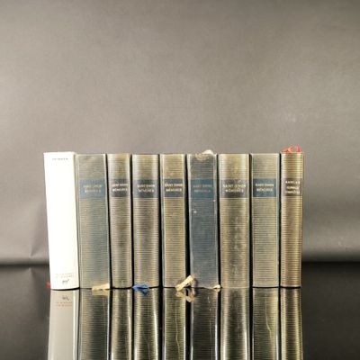 quatre livres sont empilés sur une table