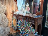 une pièce avec beaucoup d'objets sur le sol