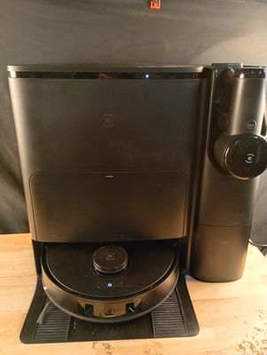 une cafetière posée sur une table en bois