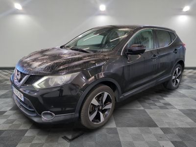 Nissan QX-V SUV dans un showroom au sol à damier