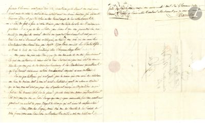 un vieux document sur lequel figurent une lettre manuscrite et la photo d'un homme coiffé d'un chapeau