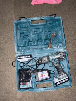 une caisse à outils bleue avec des outils sur le sol