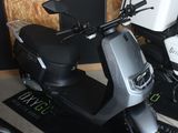 deux scooters garés l'un à côté de l'autre dans une pièce