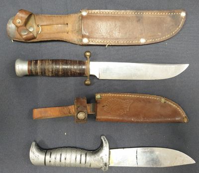 Trois types de couteaux différents sont représentés sur une surface noire